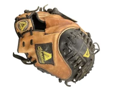 Used Akadema APM42 BB/SB Catchers RH Throw Black 33