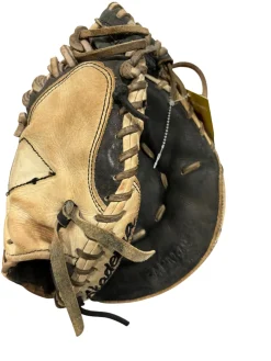 Used Akadema APM42 BB/SB Catchers RH Throw Black And Natural 32"