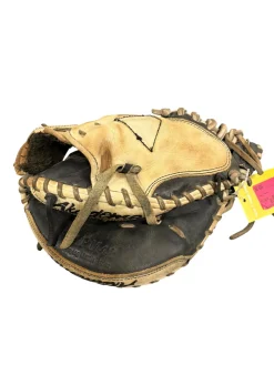 Used Akadema APM42 BB/SB Catchers RH Throw Black And Natural 32"