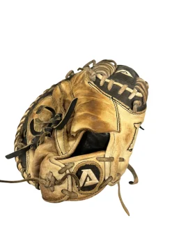 Used Akadema APM42 BB/SB Catchers RH Throw Black And Natural 32
