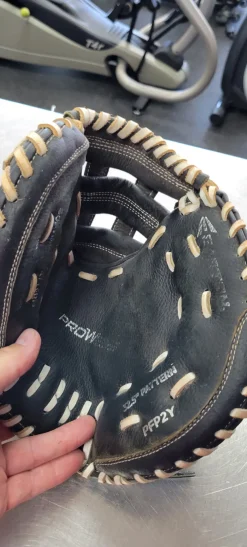 Used Easton 32.5 PFP26 BB/SB Catchers RH Throw Black 32 1/2