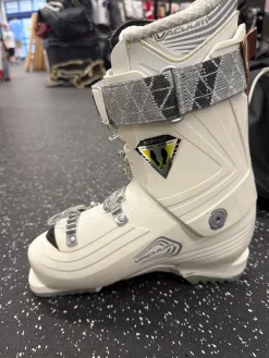 Used Fischer VACUUM Womens DH Ski Boot White 245 MP - M06.5 - W07.5
