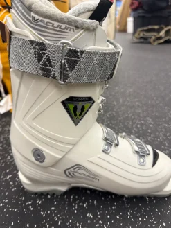 Used Fischer VACUUM Womens DH Ski Boot White 245 MP - M06.5 - W07.5