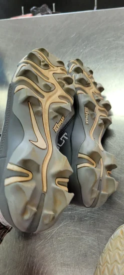 Used Nike TROUT 3 BB/SB Cleats Grey Junior 03