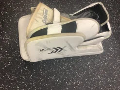 Used Reebok XT28 Senior Goalie Blocker White