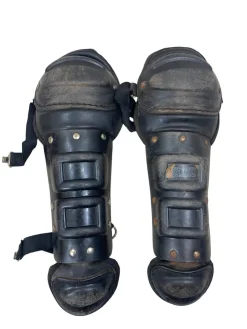 Used UMPIRE LEG GUARDS Umpire Leg Guards