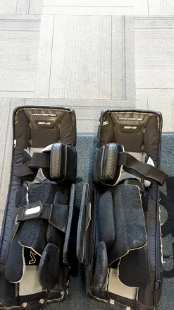 Used Vaughn VELOCITY PRO V9 Goalie Leg Pads Senior Black 32