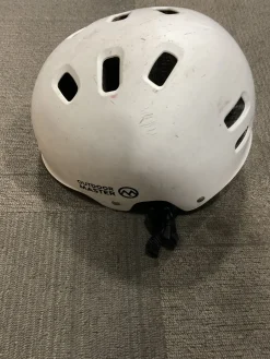 Used WHITE BIKE HELMET Bike Helmet White MD