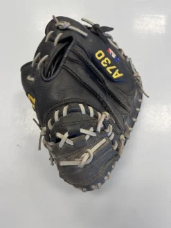 Used Wilson A730 BB/SB Catchers RH Throw Black 32 1/2"