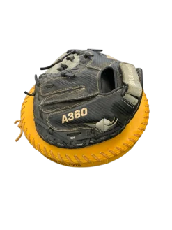 Used Wilson A360 BB/SB Catchers RH Throw Black 31 1/2"