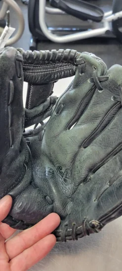 Used Wilson A500 11.5 BB/SB Glove RH Throw Black 11 1/2