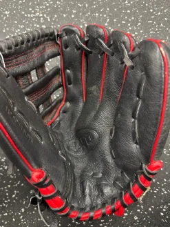 Used Wilson A450 BB/SB Glove RH Throw Black 11
